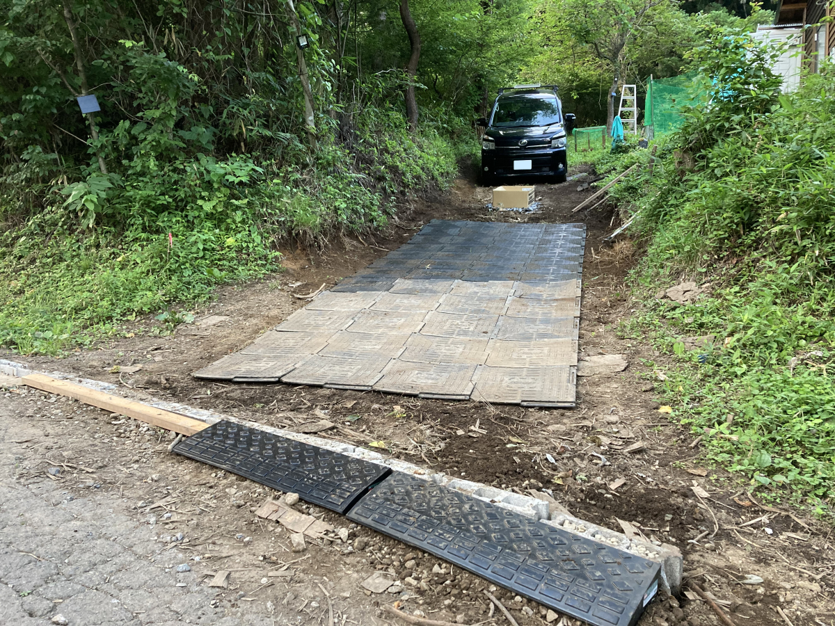 遊々山小屋ライフ 山小屋駐車場のぬかるみ対策