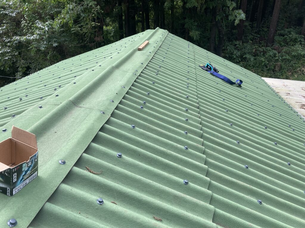 山小屋の屋根の修理